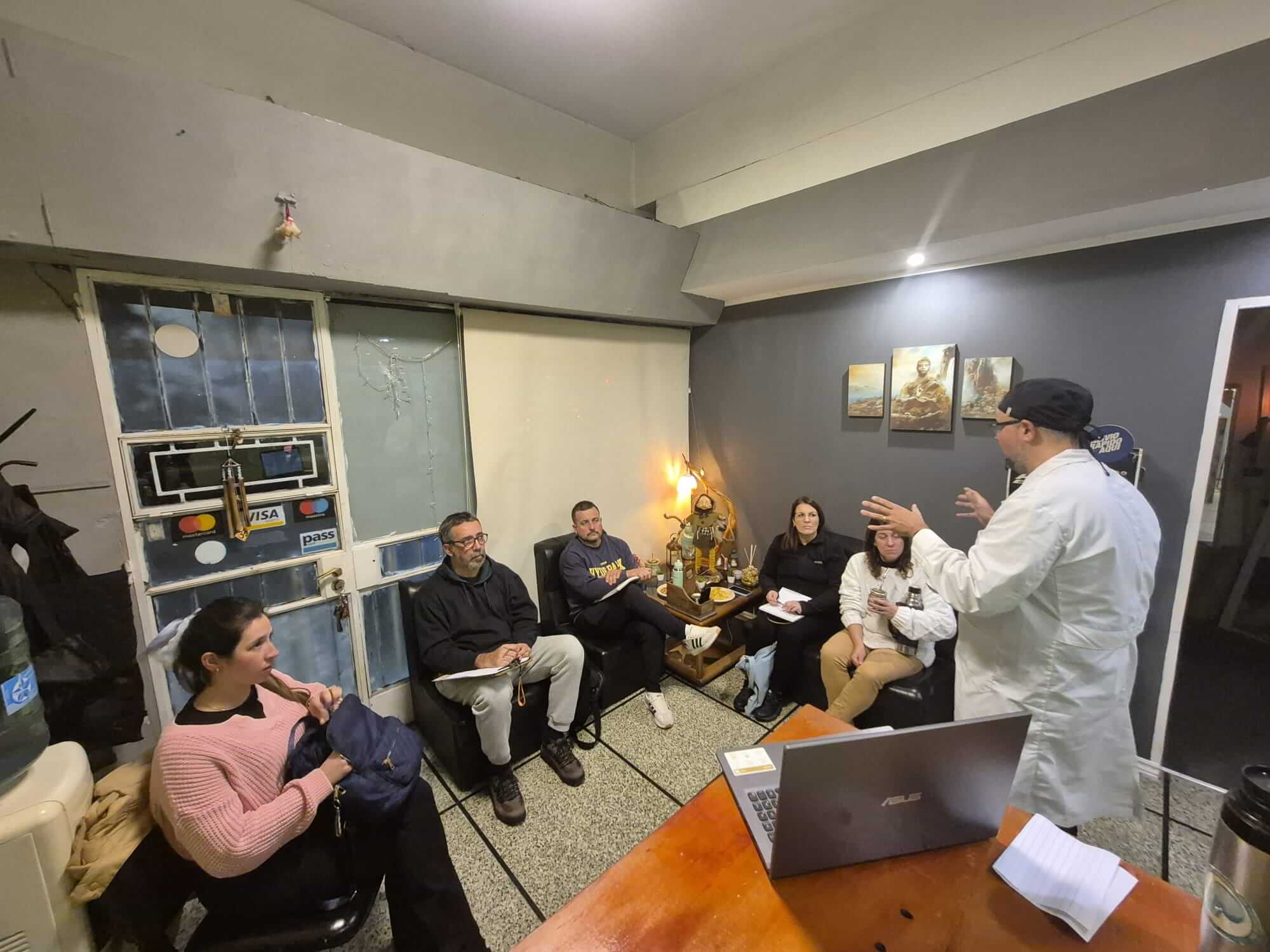 Instructor y alumnos en Academia